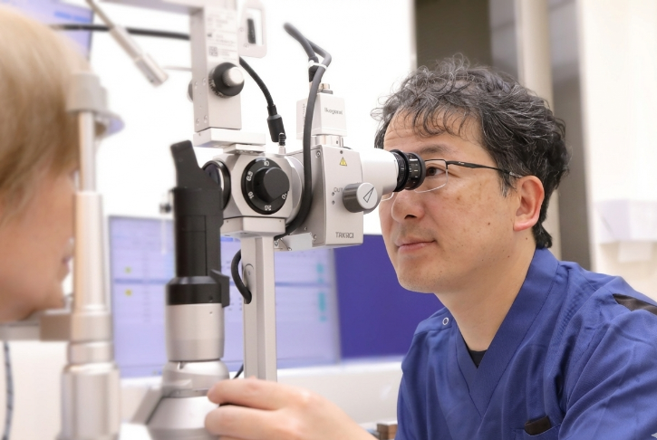 ものが歪んで見えるときは眼科受診を